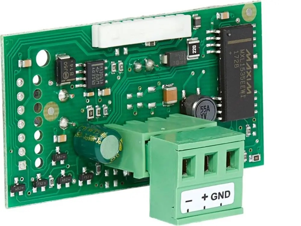 Eine grüne Leiterplatte mit elektronischen Bauteilen und einem grünen Anschlussblock mit der Aufschrift "+ GND". Auf einem Chip steht "MAXIM MXL1535EEWI".

